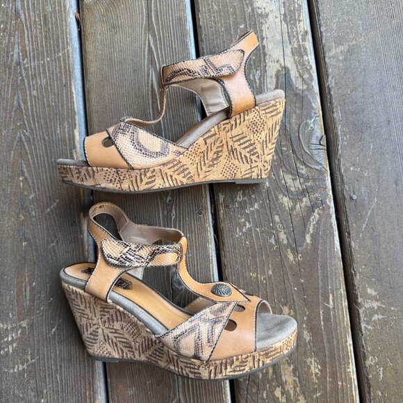 Like New L'Artiste Nicolasa Comfort High Wedge Sandal in Women's 40/US 9 - Picture 12 of 13